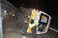  بالصور: إصابة متوسطة لسائق بحادث انقلاب مركبة بمدينة اللد 